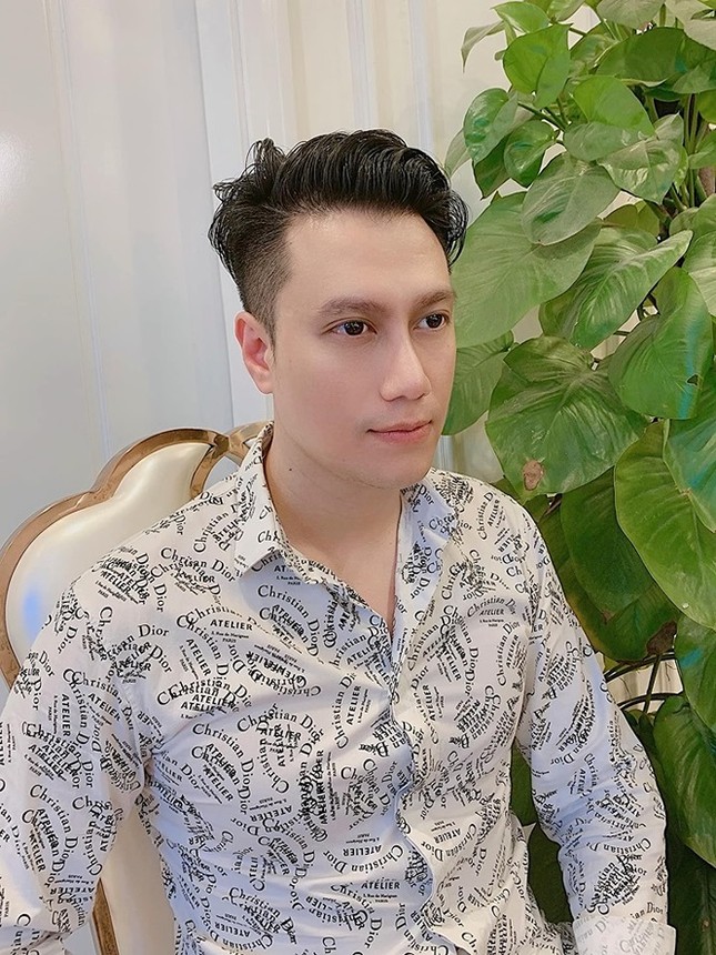 Sốc với gương mặt lạ hoắc của Việt Anh, già khó tả sau 2 tháng dao kéo ảnh 2