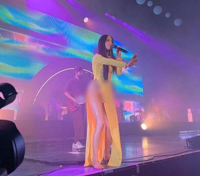 Showbiz 13/10: Nữ ca sĩ Mỹ mặc áo dài không mặc quần bị chỉ trích là ai? ảnh 2