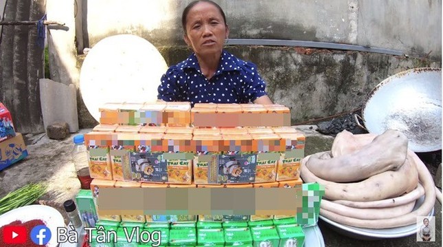 Showbiz 13/10: Nữ ca sĩ Mỹ mặc áo dài không mặc quần bị chỉ trích là ai? ảnh 5