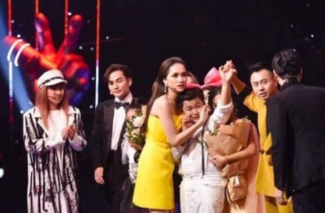 Showbiz 27/10: Lưu Thiên Hương lên tiếng về sự cố của MC Nguyên Khang ảnh 1