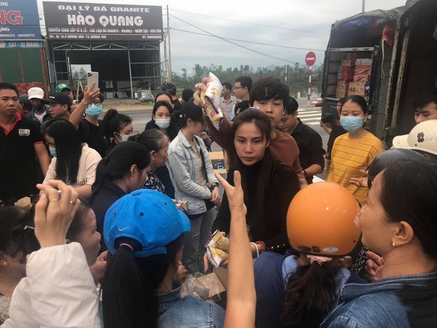 Showbiz 14/10: Lệ Quyên tung ảnh bikini nóng bỏng khiến fan khó rời mắt ảnh 1