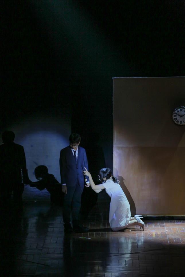 Lạc giữa hai thế giới thực và ảo với vở nhạc kịch English Performance ảnh 3