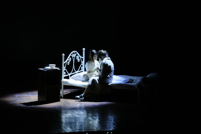 Lạc giữa hai thế giới thực và ảo với vở nhạc kịch English Performance ảnh 2
