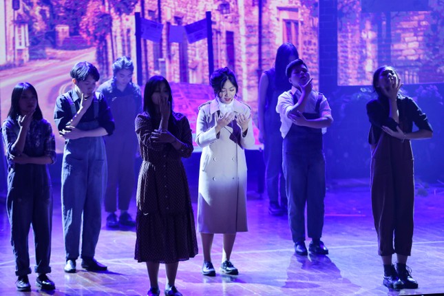 Lạc giữa hai thế giới thực và ảo với vở nhạc kịch English Performance ảnh 5