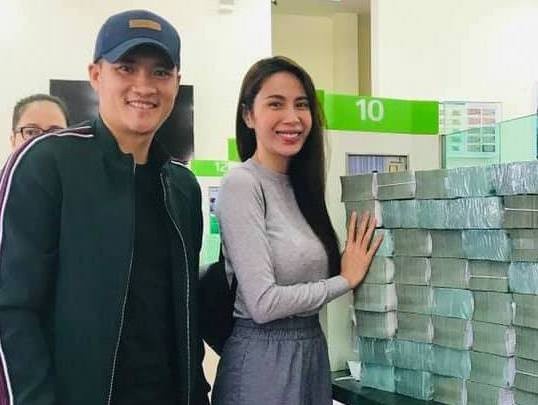 Showbiz 24/11: Đàm Thu Trang ngậm ngùi thú nhận là 'người thừa của dòng họ' sau khi sinh ảnh 3