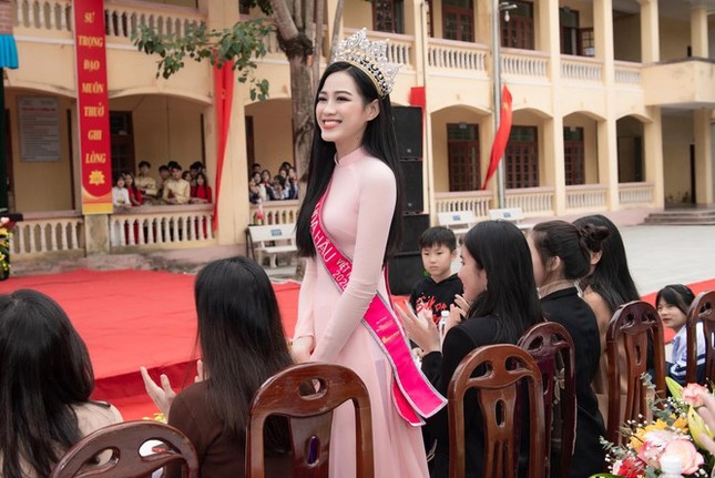 Showbiz 31/12: Nhan sắc ấn tượng của Tân Hoa hậu Hoàn vũ Nepal 2020 ảnh 2
