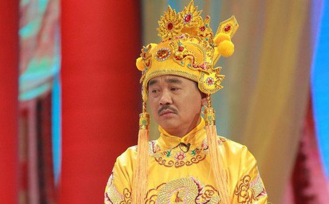 Showbiz 13/1: MC Thanh Bạch lên tiếng khi bị chê ăn mặc quái dị ảnh 1