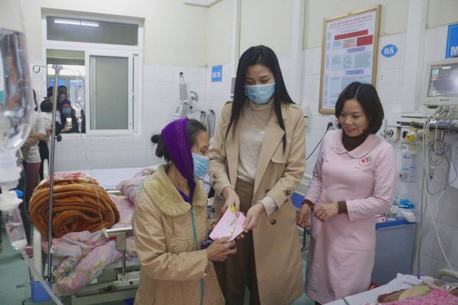 Hoa hậu Đỗ Thị Hà lo lắng khi ông nội nhập viện dịp cận Tết ảnh 1