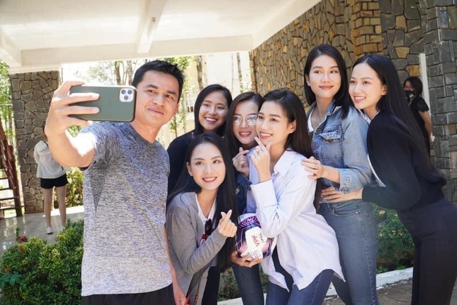 Đỗ Thị Hà và dàn người đẹp Hoa hậu Việt Nam 2020 selfie cùng HLV Kiatisuk ảnh 3