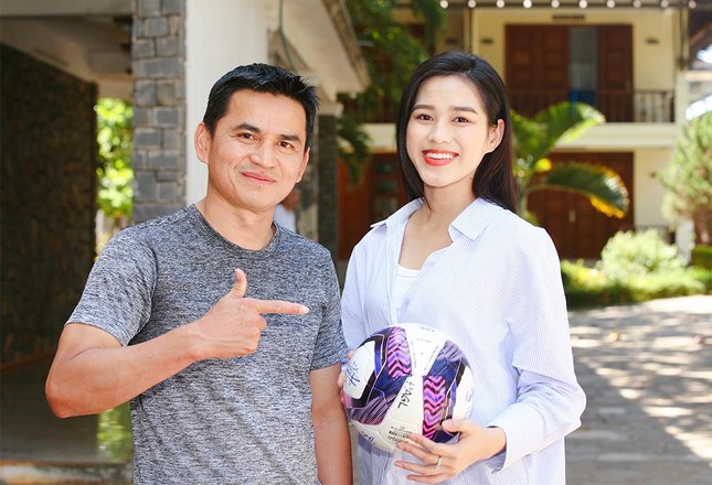 Đỗ Thị Hà và dàn người đẹp Hoa hậu Việt Nam 2020 selfie cùng HLV Kiatisuk ảnh 5