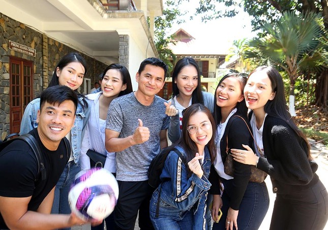 Đỗ Thị Hà và dàn người đẹp Hoa hậu Việt Nam 2020 selfie cùng HLV Kiatisuk ảnh 1