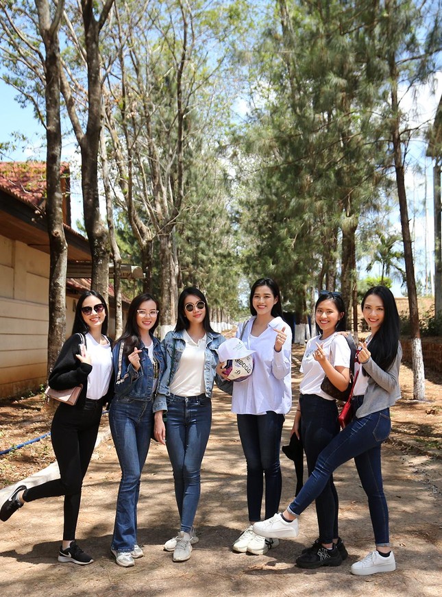 Đỗ Thị Hà và dàn người đẹp Hoa hậu Việt Nam 2020 selfie cùng HLV Kiatisuk ảnh 11