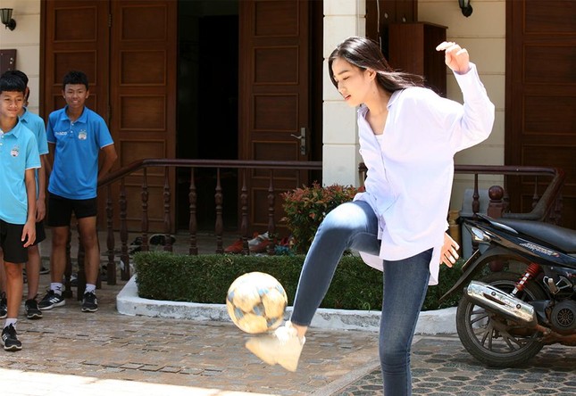 Đỗ Thị Hà và dàn người đẹp Hoa hậu Việt Nam 2020 selfie cùng HLV Kiatisuk ảnh 6
