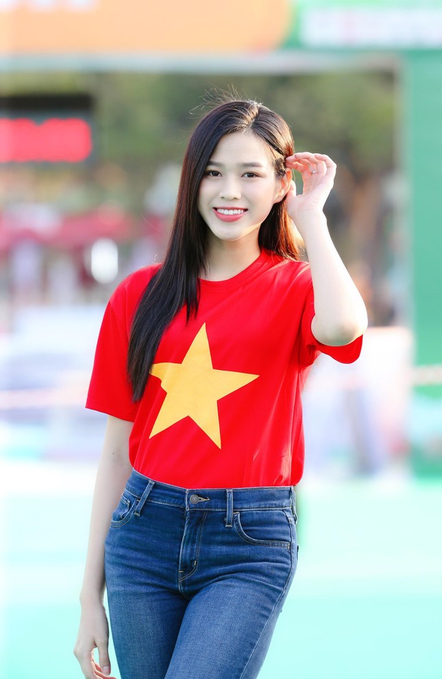 Đỗ Thị Hà và Trần Tiểu Vy đẹp 'bất phân thắng bại' khi đứng chung một khuôn hình ảnh 9