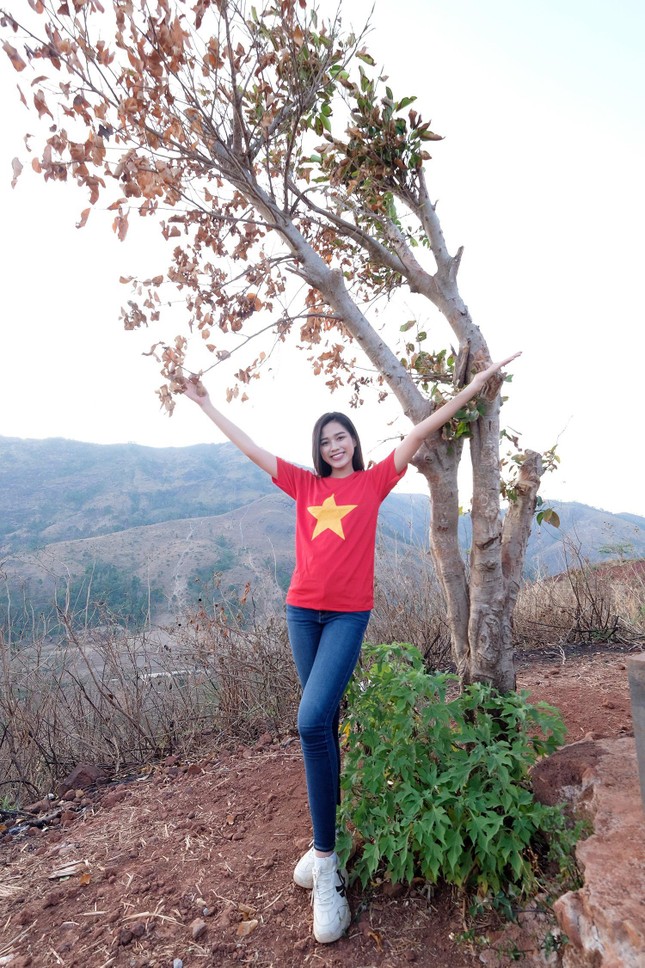 Hoa hậu Đỗ Thị Hà diện áo trắng giản dị, đẹp tinh khôi trên đỉnh núi lửa Chư Đăng Ya ảnh 7