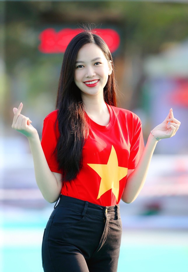 Đỗ Thị Hà và Trần Tiểu Vy đẹp 'bất phân thắng bại' khi đứng chung một khuôn hình ảnh 17