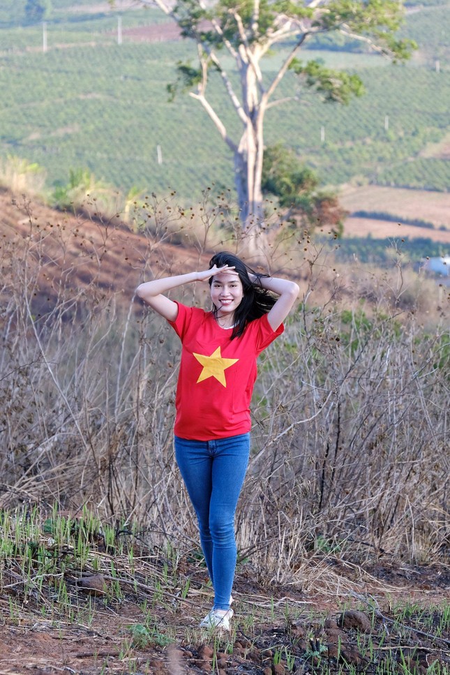 Hoa hậu Đỗ Thị Hà diện áo trắng giản dị, đẹp tinh khôi trên đỉnh núi lửa Chư Đăng Ya ảnh 13