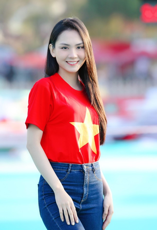 Đỗ Thị Hà và Trần Tiểu Vy đẹp 'bất phân thắng bại' khi đứng chung một khuôn hình ảnh 15