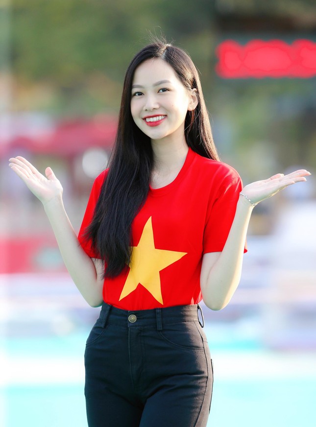 Đỗ Thị Hà và Trần Tiểu Vy đẹp 'bất phân thắng bại' khi đứng chung một khuôn hình ảnh 18