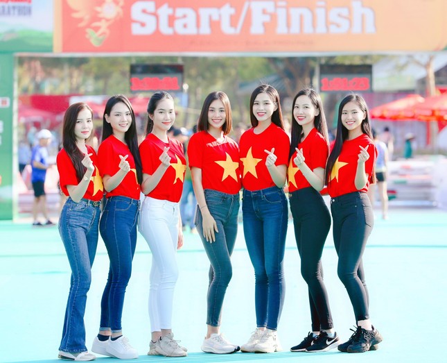 Đỗ Thị Hà và Trần Tiểu Vy đẹp 'bất phân thắng bại' khi đứng chung một khuôn hình ảnh 1