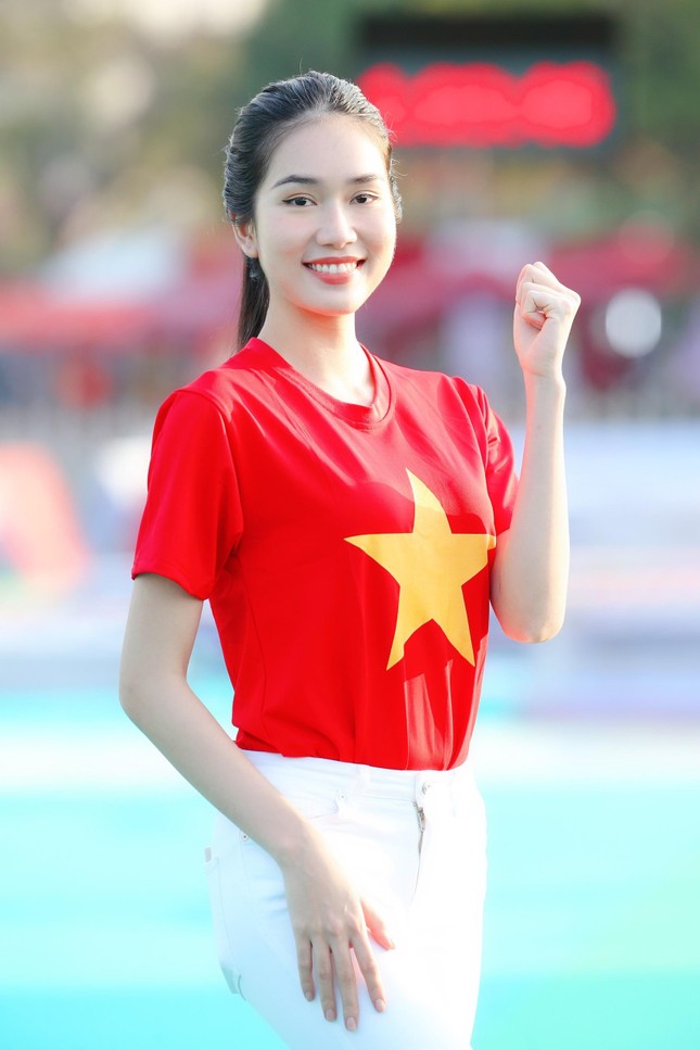 Đỗ Thị Hà và Trần Tiểu Vy đẹp 'bất phân thắng bại' khi đứng chung một khuôn hình ảnh 11