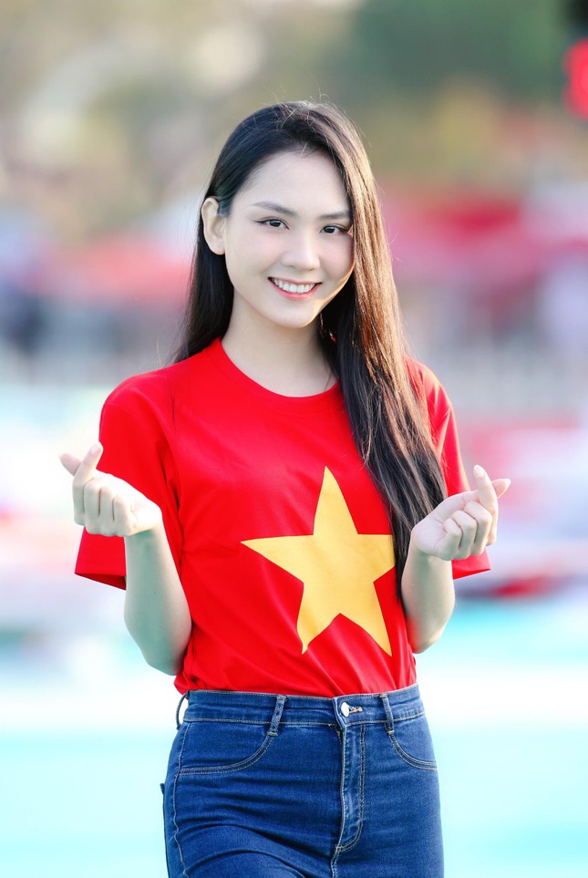 Đỗ Thị Hà và Trần Tiểu Vy đẹp 'bất phân thắng bại' khi đứng chung một khuôn hình ảnh 16