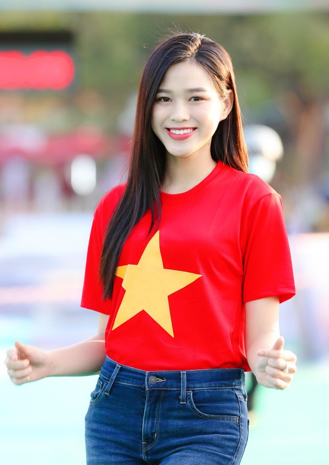 Đỗ Thị Hà và Trần Tiểu Vy đẹp 'bất phân thắng bại' khi đứng chung một khuôn hình ảnh 8