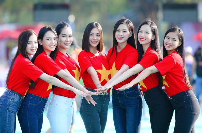 Đỗ Thị Hà và Trần Tiểu Vy đẹp 'bất phân thắng bại' khi đứng chung một khuôn hình ảnh 2