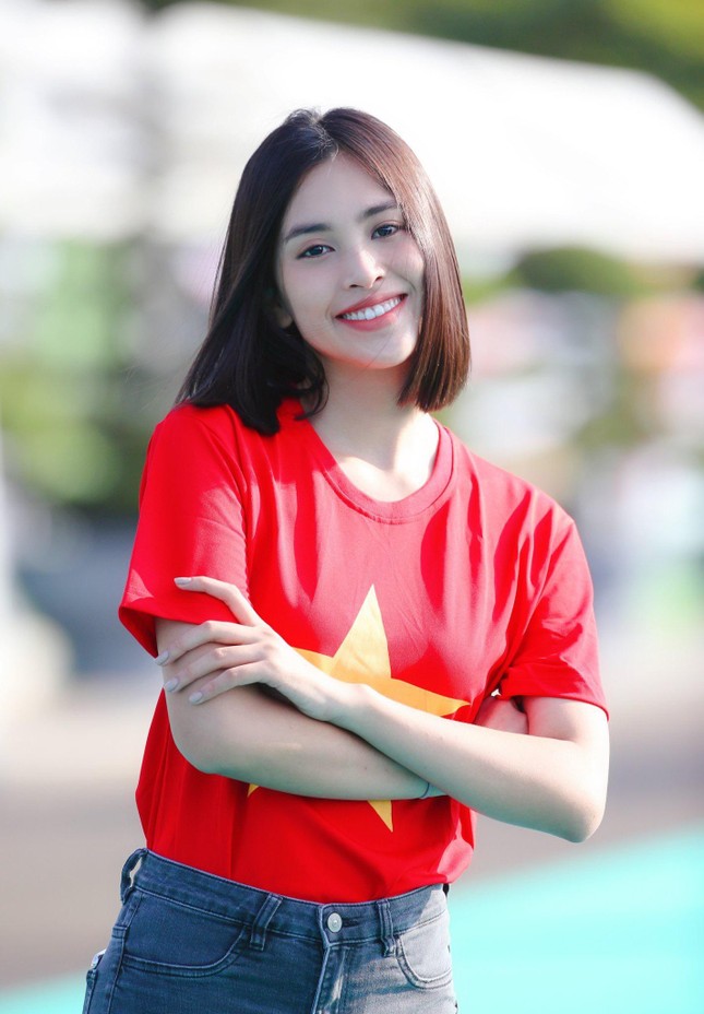 Đỗ Thị Hà và Trần Tiểu Vy đẹp 'bất phân thắng bại' khi đứng chung một khuôn hình ảnh 6