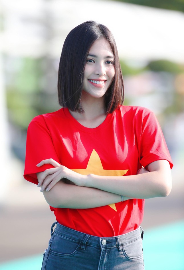 Đỗ Thị Hà và Trần Tiểu Vy đẹp 'bất phân thắng bại' khi đứng chung một khuôn hình ảnh 7