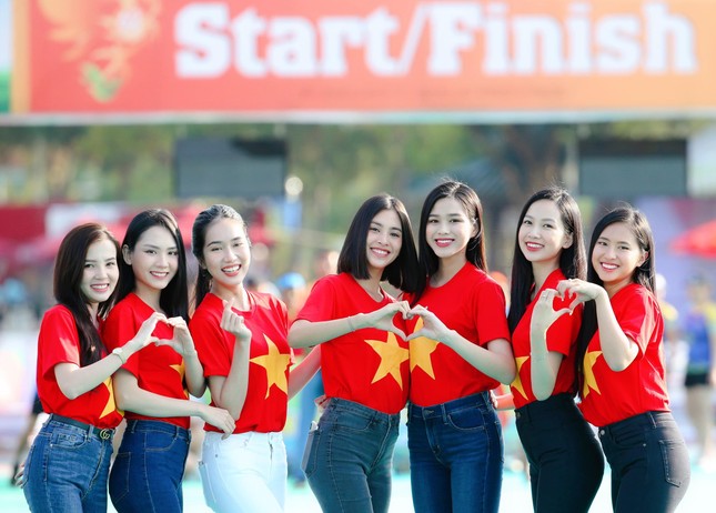 Đỗ Thị Hà và Trần Tiểu Vy đẹp 'bất phân thắng bại' khi đứng chung một khuôn hình ảnh 4