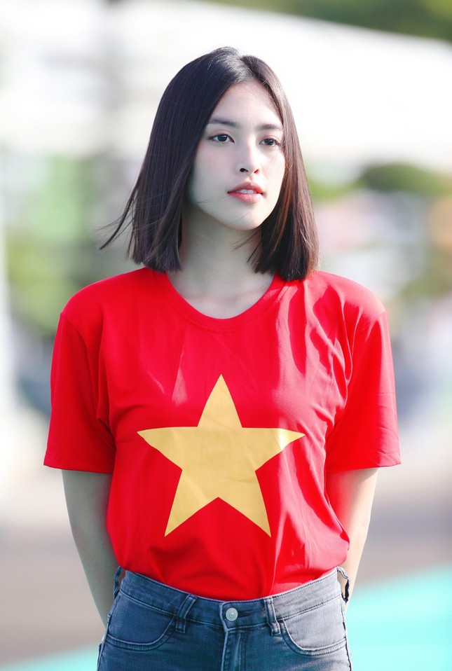 Đỗ Thị Hà và Trần Tiểu Vy đẹp 'bất phân thắng bại' khi đứng chung một khuôn hình ảnh 5