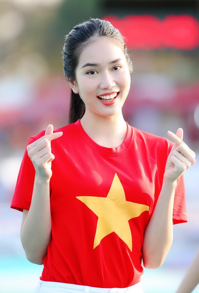 Đỗ Thị Hà và Trần Tiểu Vy đẹp 'bất phân thắng bại' khi đứng chung một khuôn hình ảnh 12