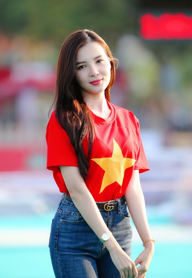 Đỗ Thị Hà và Trần Tiểu Vy đẹp 'bất phân thắng bại' khi đứng chung một khuôn hình ảnh 20