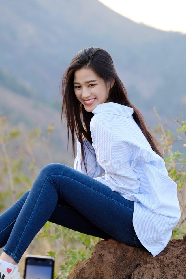 Hoa hậu Đỗ Thị Hà diện áo trắng giản dị, đẹp tinh khôi trên đỉnh núi lửa Chư Đăng Ya ảnh 2