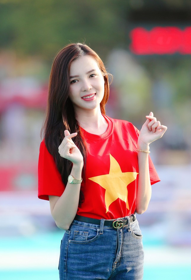 Đỗ Thị Hà và Trần Tiểu Vy đẹp 'bất phân thắng bại' khi đứng chung một khuôn hình ảnh 19