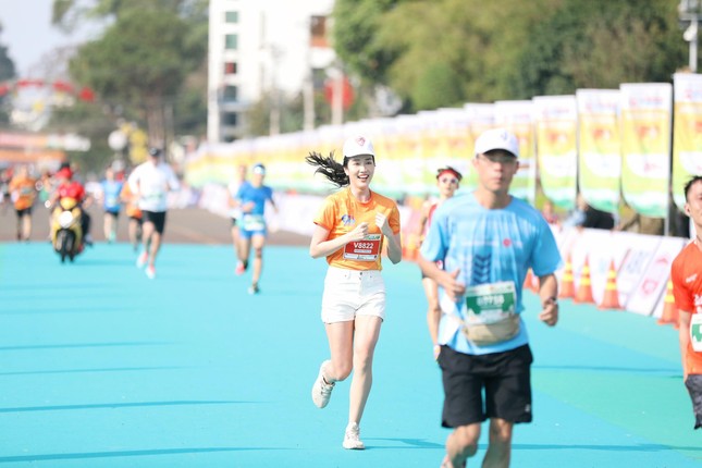 Đỗ Thị Hà và dàn hậu 'chạy đua' cùng HLV Kiatisuk ảnh 13