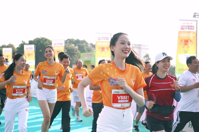 Đỗ Thị Hà và dàn hậu 'chạy đua' cùng HLV Kiatisuk ảnh 7