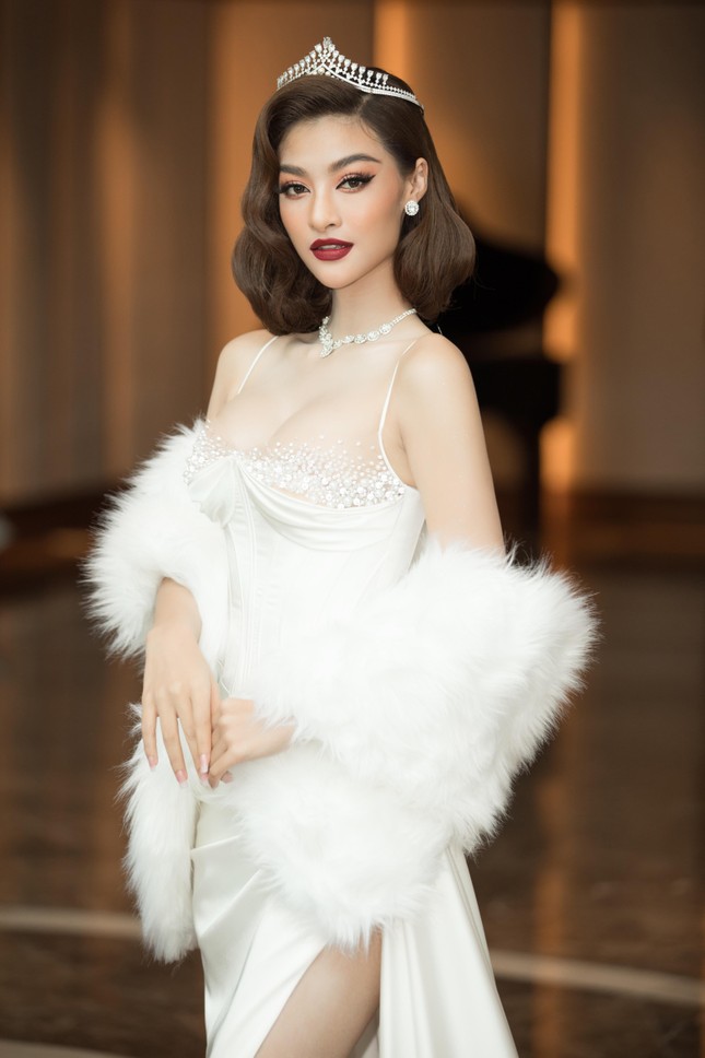 Đỗ Thị Hà ‘đọ sắc’ Đỗ Mỹ Linh: Người khoe chân dài miên man, người lưng trần quyến rũ ảnh 15