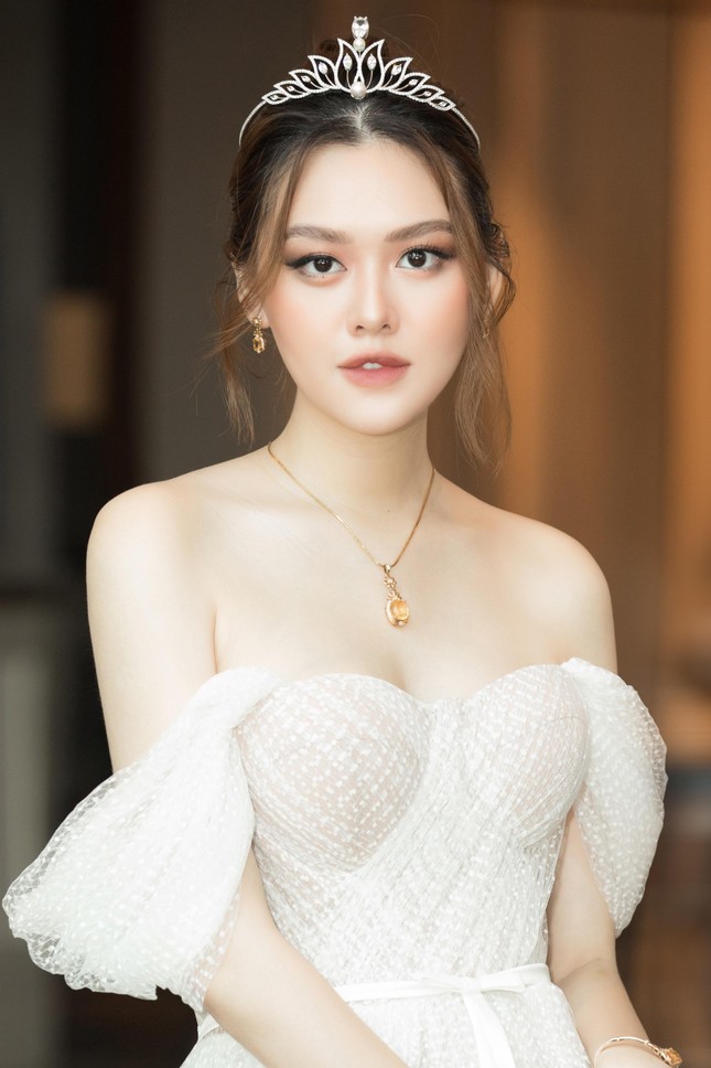 Đỗ Thị Hà ‘đọ sắc’ Đỗ Mỹ Linh: Người khoe chân dài miên man, người lưng trần quyến rũ ảnh 17