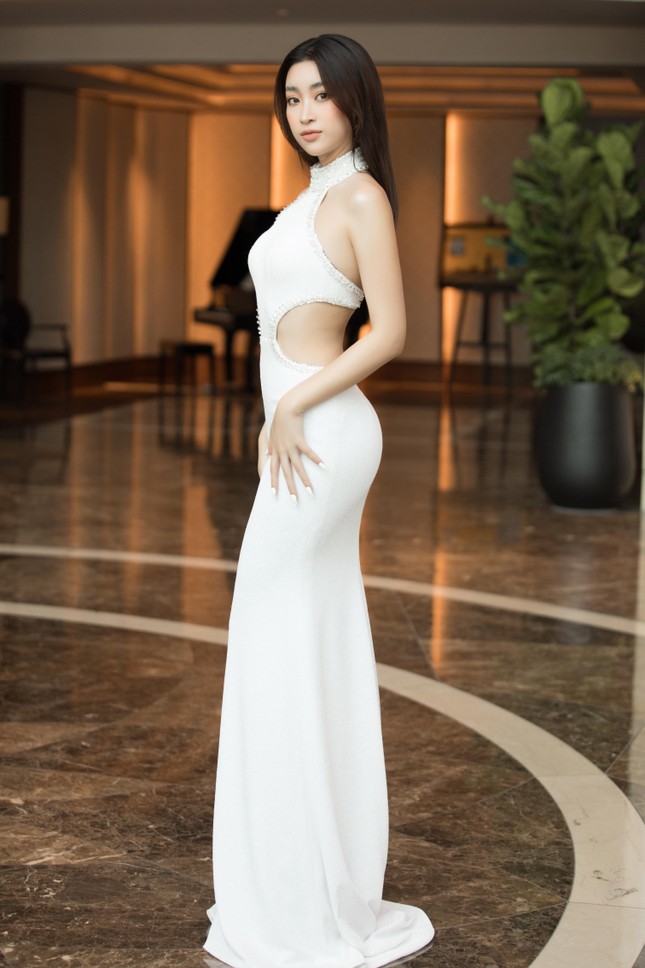 Đỗ Thị Hà ‘đọ sắc’ Đỗ Mỹ Linh: Người khoe chân dài miên man, người lưng trần quyến rũ ảnh 2