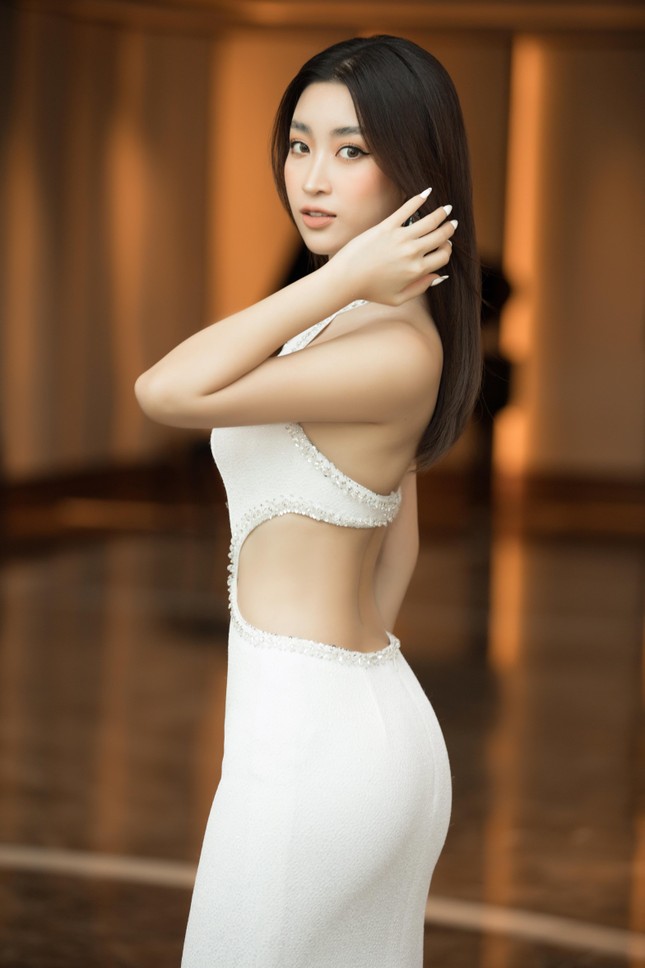 Đỗ Thị Hà ‘đọ sắc’ Đỗ Mỹ Linh: Người khoe chân dài miên man, người lưng trần quyến rũ ảnh 1