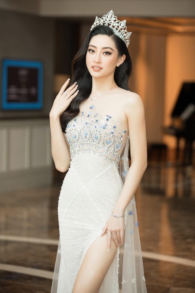 Đỗ Thị Hà ‘đọ sắc’ Đỗ Mỹ Linh: Người khoe chân dài miên man, người lưng trần quyến rũ ảnh 8