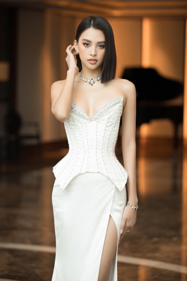 Đỗ Thị Hà ‘đọ sắc’ Đỗ Mỹ Linh: Người khoe chân dài miên man, người lưng trần quyến rũ ảnh 5