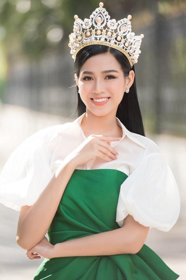 Chỉ với một kiểu tóc từ đi học tới sự kiện, Hoa hậu Đỗ Thị Hà vẫn luôn xinh đẹp nổi bật ảnh 7