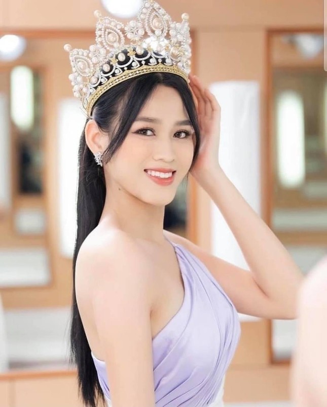 Chỉ với một kiểu tóc từ đi học tới sự kiện, Hoa hậu Đỗ Thị Hà vẫn luôn xinh đẹp nổi bật ảnh 2