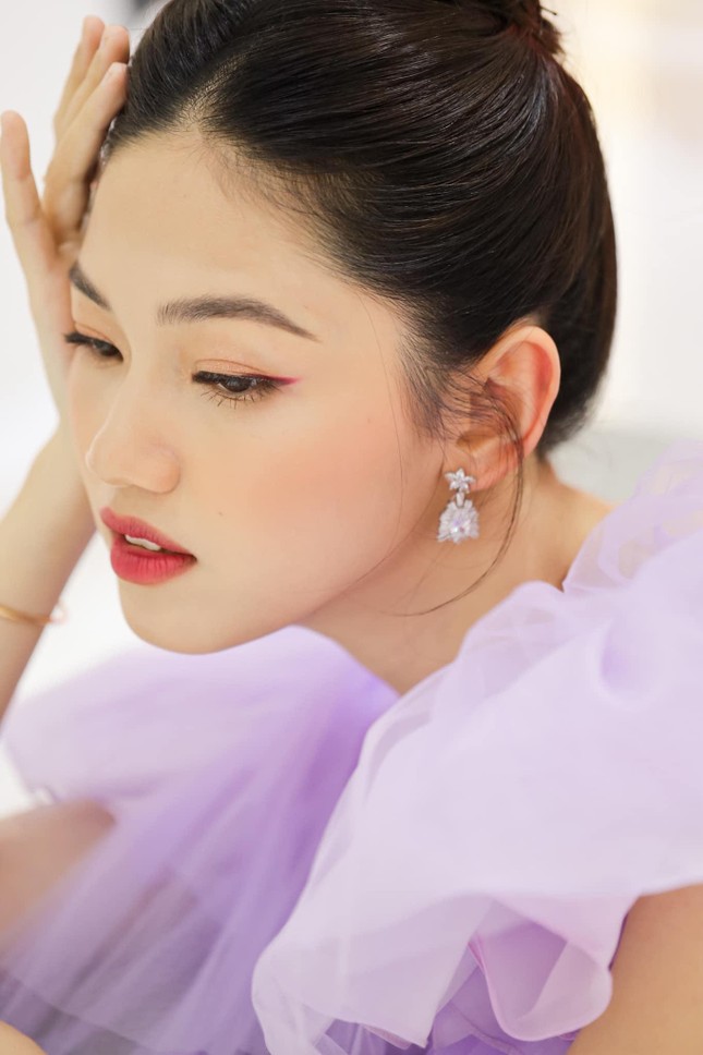 Á hậu Thanh Tú hóa công chúa ngọt ngào trong tiệc sinh nhật lần thứ 27 ảnh 1