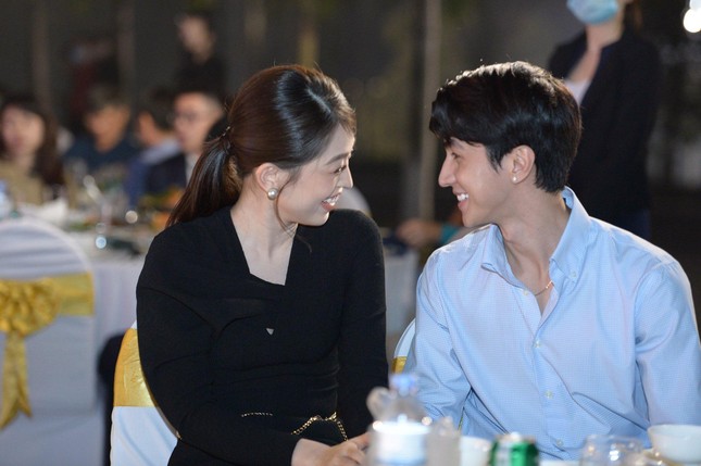 Sau cảnh quay nhớ đời trong ’11 tháng 5 ngày’, Phương Nga- Bình An ngọt ngào phát 'sốt' ảnh 1