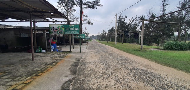 Các nhà hàng tại bãi tắm thôn Thái Lai, xã Vĩnh Thái, huyện Vĩnh Linh) tiêu điều xơ xác khi suốt nhiều tháng không có khách.