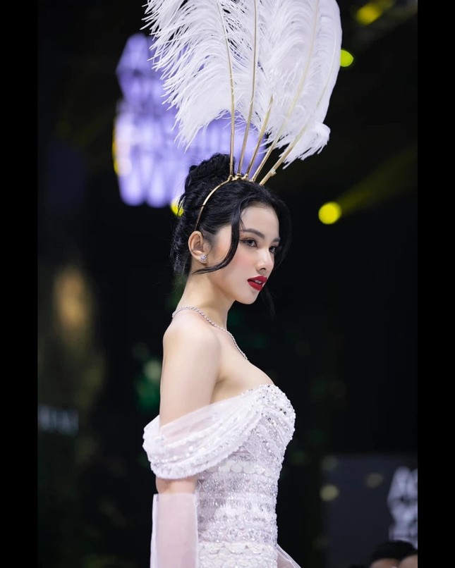 Dàn mỹ nhân đọ sắc trên thảm đỏ Tuần lễ Thời trang Quốc tế Việt Nam 2021 ảnh 9
